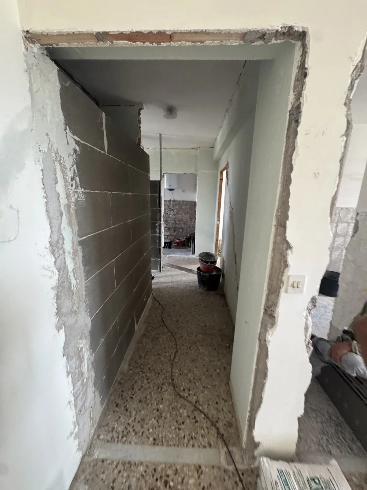 Varco aperto in un tramezzo durante i lavori in un appartamento a Roma