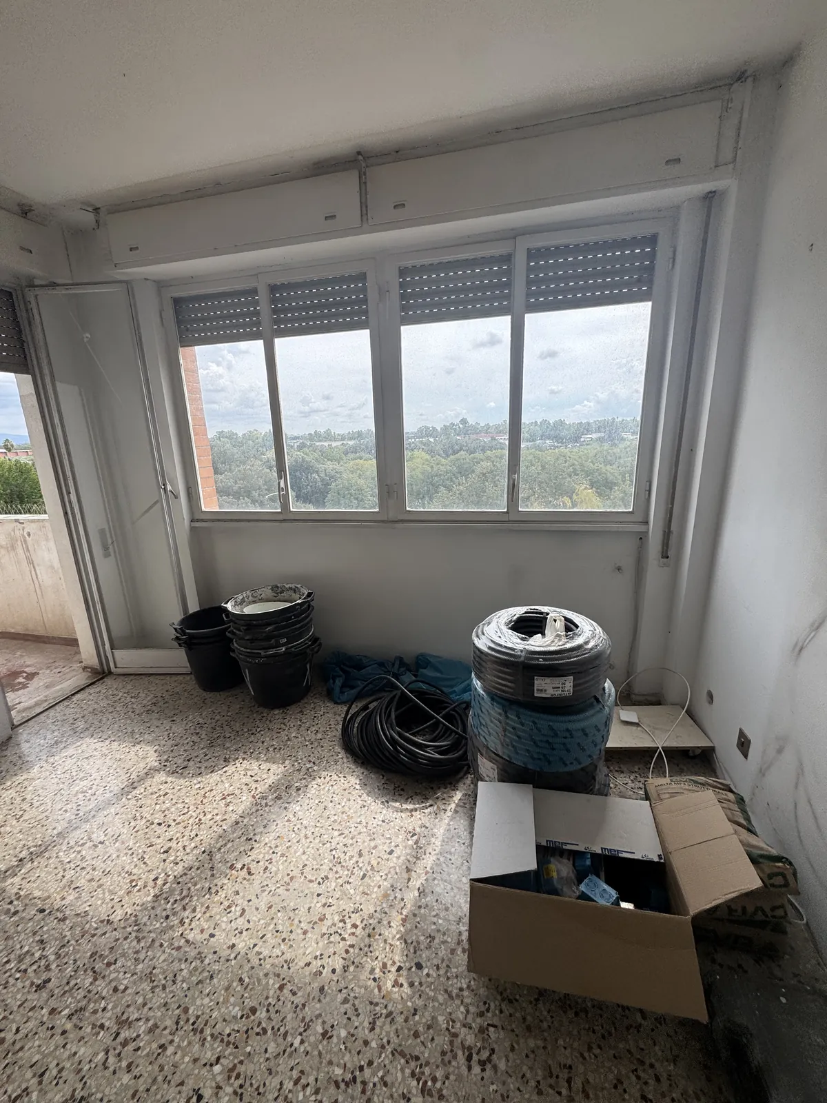 Soggiorno luminoso di un appartamento a Roma con i lavori conclusi