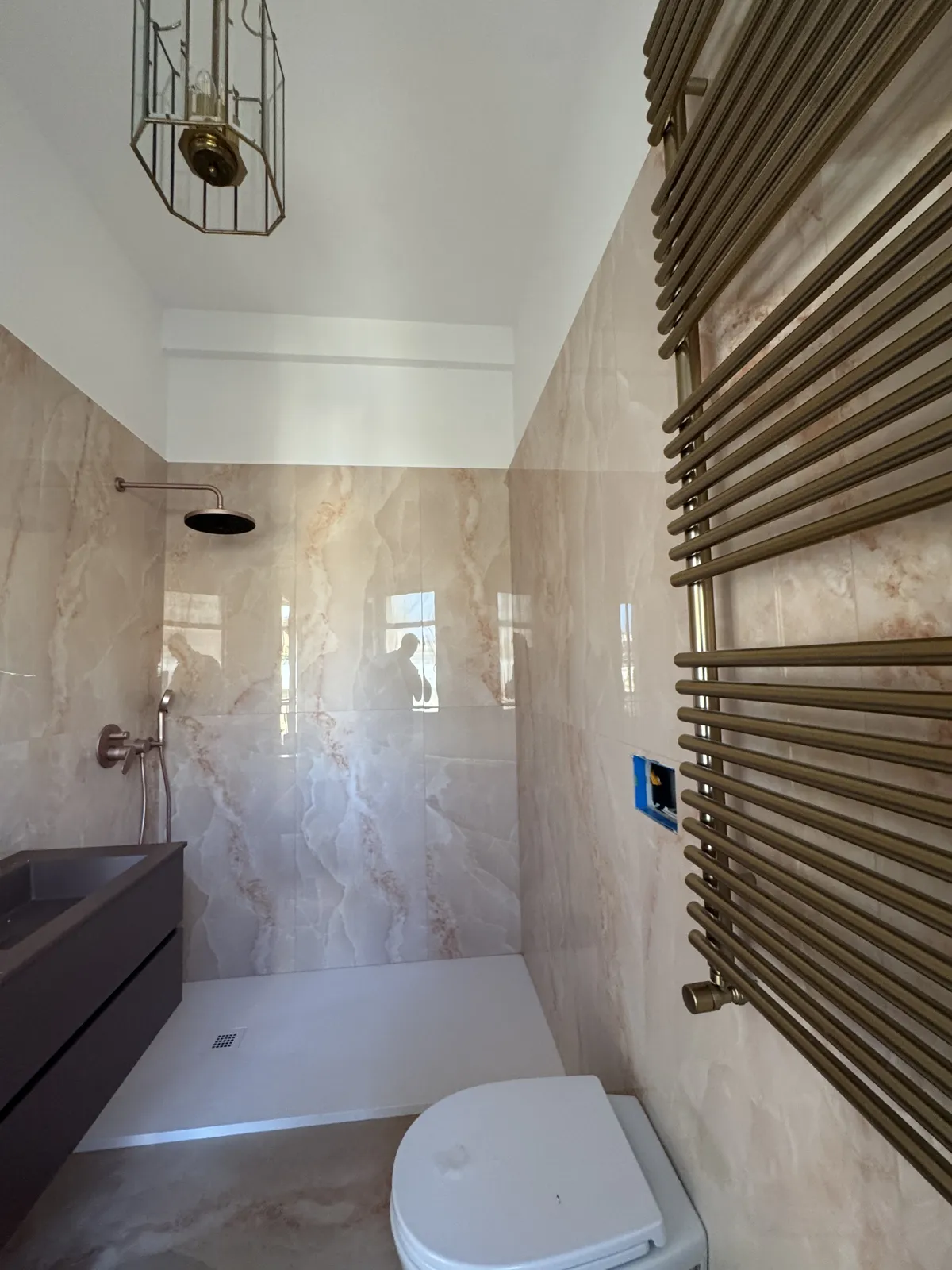 Bagno ristrutturato con rivestimento in gres effetto marmo
