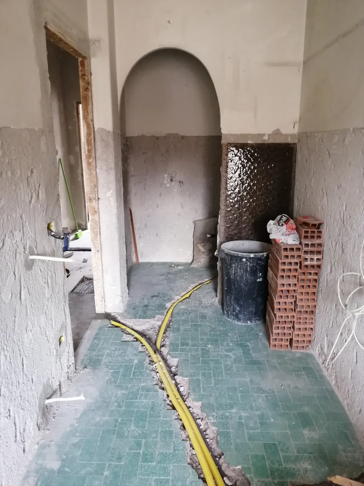 Nuove tubazioni a pavimento in un appartamento con arco, durante una ristrutturazione interna