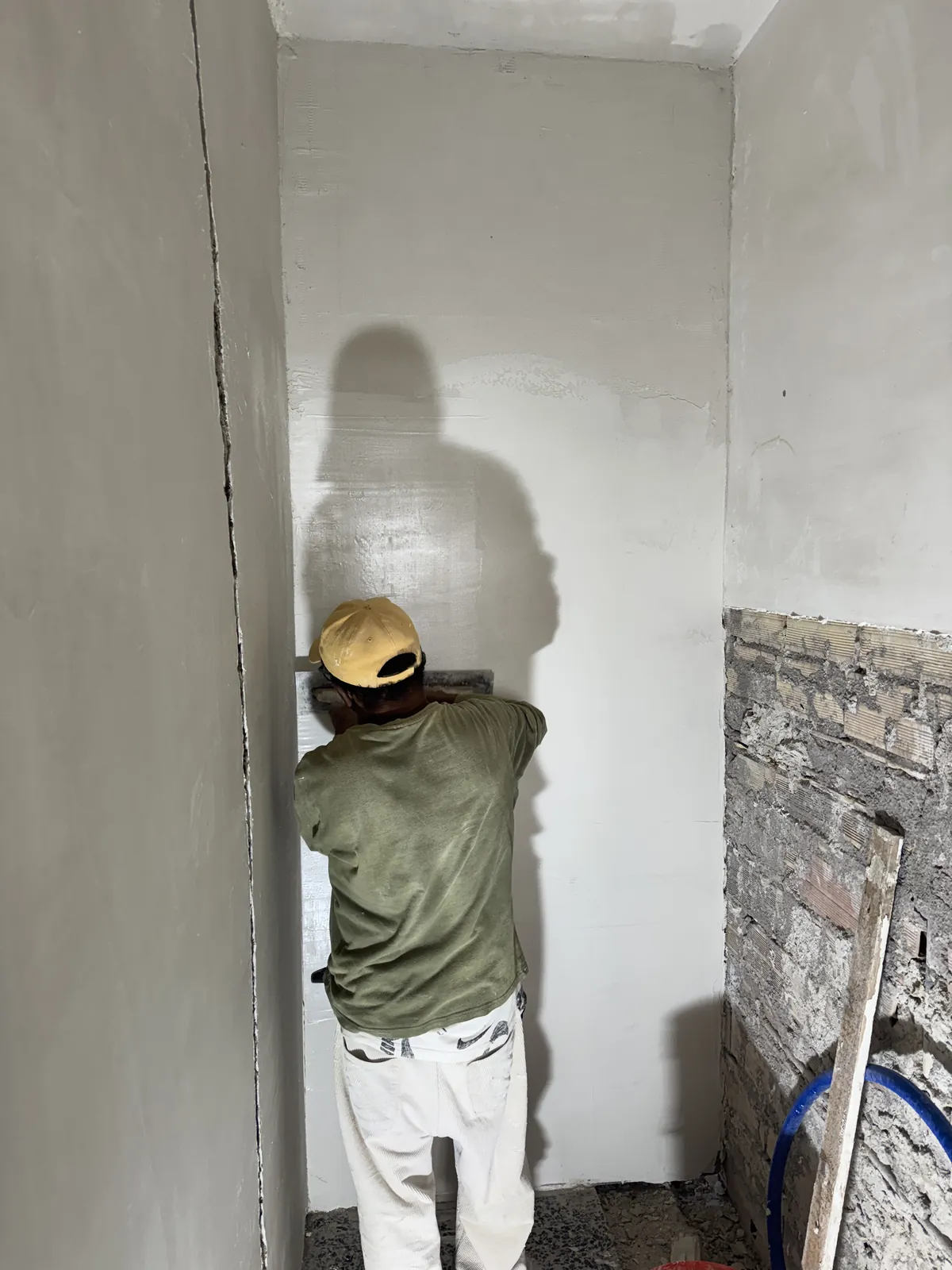 Operaio al lavoro su una parete nuova durante un cantiere a Roma