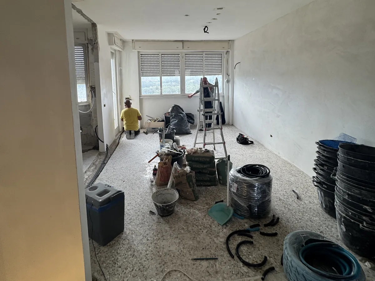 Cantiere in corso in un appartamento a Roma, con il rifacimento degli impianti