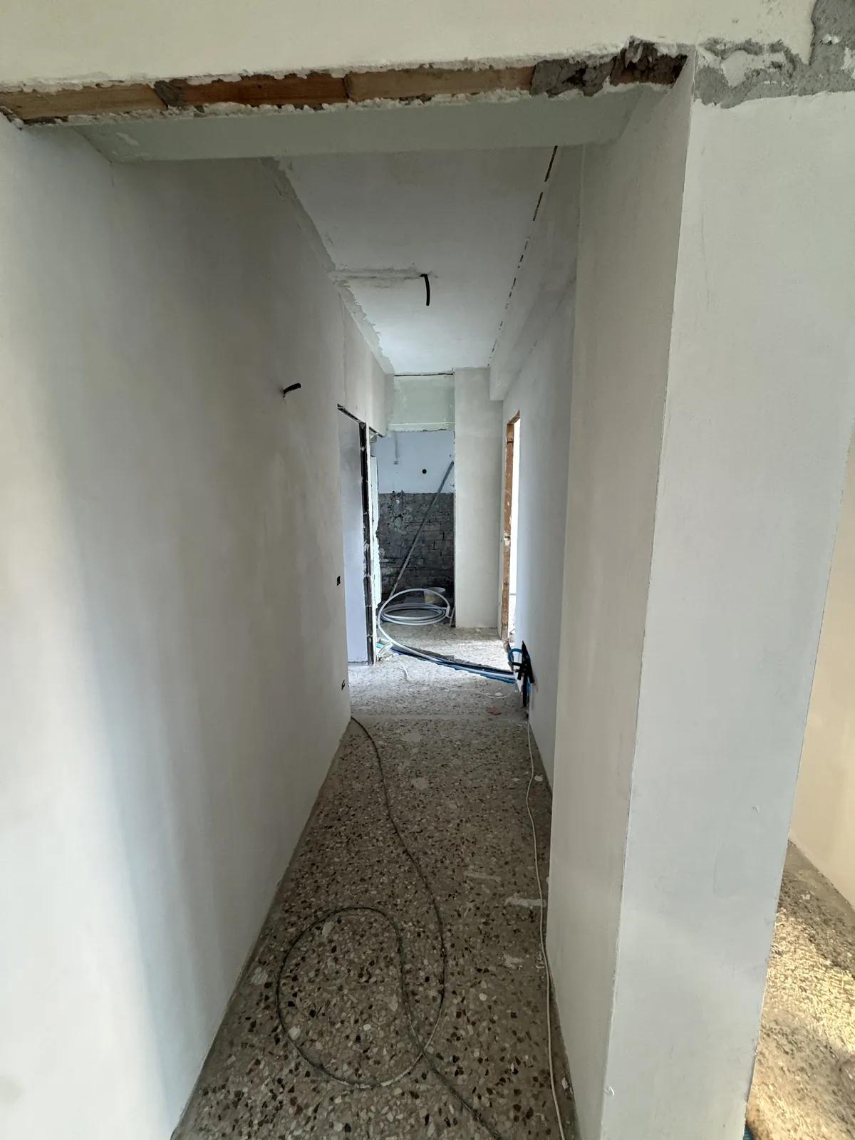 Corridoio con nuove pareti in cartongesso durante i lavori